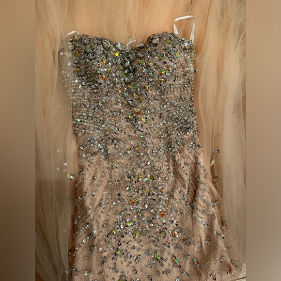 Beautiful dress - Picture 2 of 5